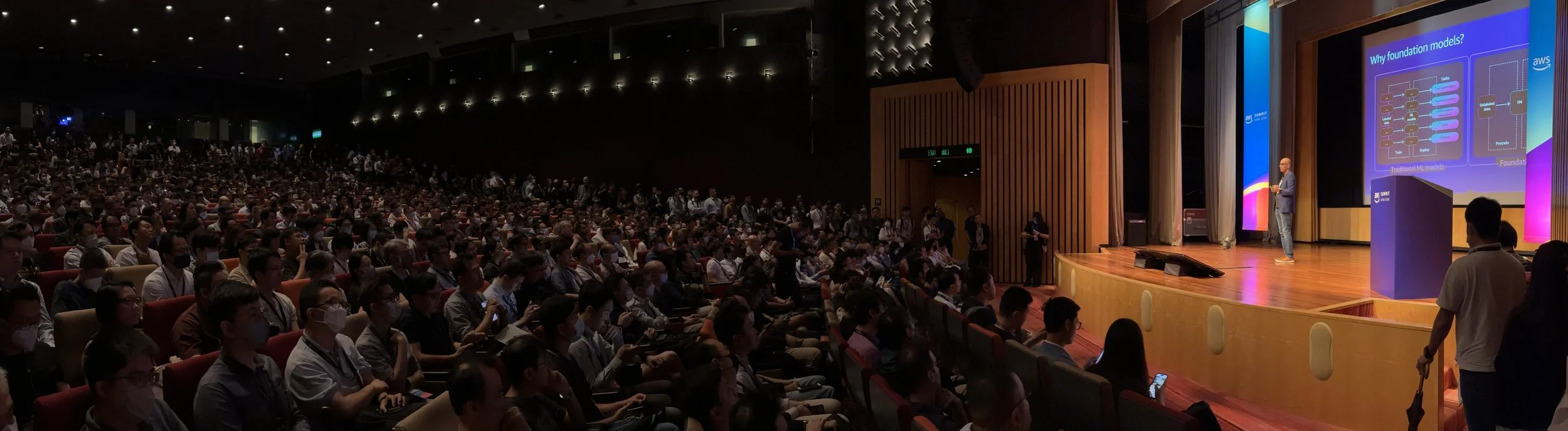 Ritesh impartiendo keynote de IA ante una gran audiencia en Hong Kong